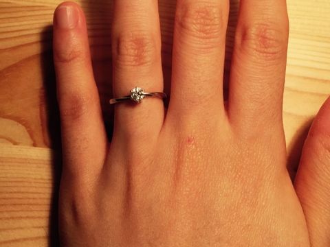 【俄(にわか)の口コミ】 婚約指輪は立て爪がいいと考えていました。
婚約する前は、むしろ婚約指輪…