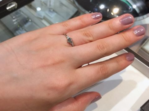 【銀座ダイヤモンドシライシの口コミ】 指輪のデザインはシンプルなものが多く、ダイヤを綺麗に見せてくれる物が…