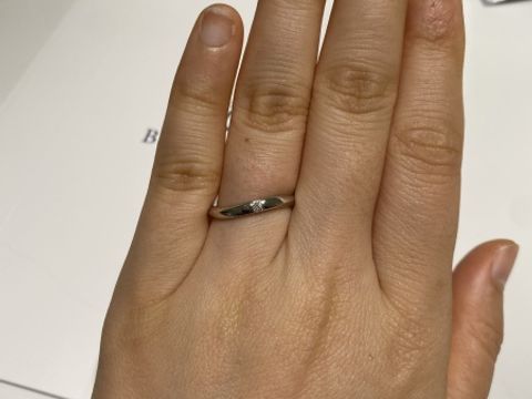 【4℃ BRIDAL(ヨンドシーブライダル)の口コミ】 指馴染みが良く、指が綺麗に見えるウェーブタイプの結婚指輪です。仕事柄…