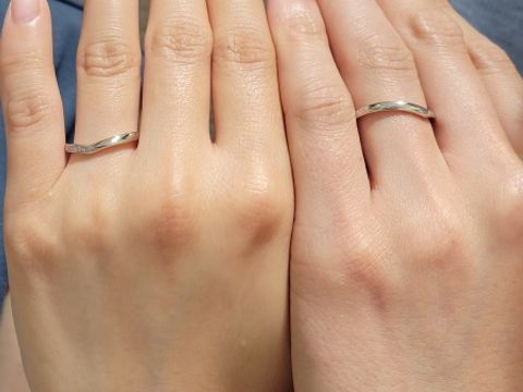 【TRECENTI(トレセンテ)の口コミ】 V字のデザインです。男性のデザインも折り返しているようなデザインで、可…