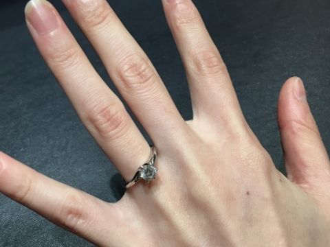 【銀座ダイヤモンドシライシの口コミ】 ダイヤモンドの輝きやこだわりが強く、それが指輪の輝きにも現れていたよ…