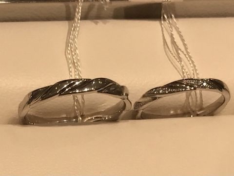 【STAR JEWELRY(スタージュエリー)の口コミ】 ストレートのカジュアルから
ウェーブやクロスなどのお洒落なデザイン、ダ…