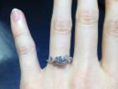 【デビアス(DE BEERS)の口コミ】 他のブランドにはない変わったデザインで、とても華やか！
中央のダイヤを…