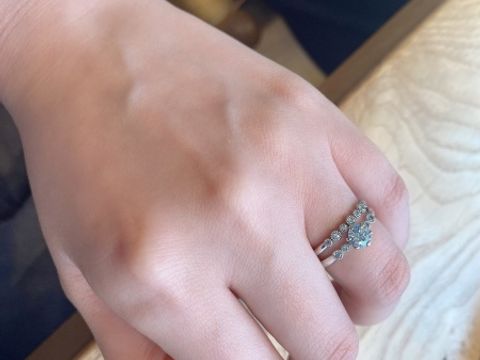 【PAVEO CHOCOLAT(パヴェオショコラ)の口コミ】 指輪のデザインが気に入りました。サイドに２粒ずつミル打ちのダイヤがつ…