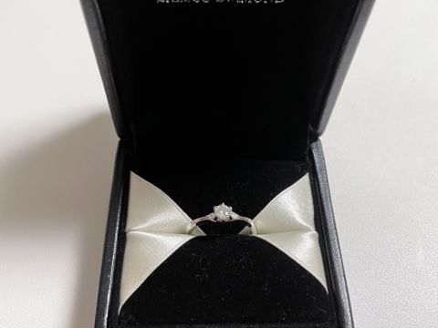 【エクセルコダイヤモンド(EXELCO DIAMOND)の口コミ】 憧れの婚約指輪メレ！センターダイヤに華やかな雰囲気のメレダイヤ！ティ…