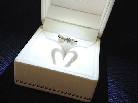 【STAR JEWELRY(スタージュエリー)の口コミ】 プラチナ素材の指輪です。中央にダイヤモンドが一つ、その両サイドに小さ…