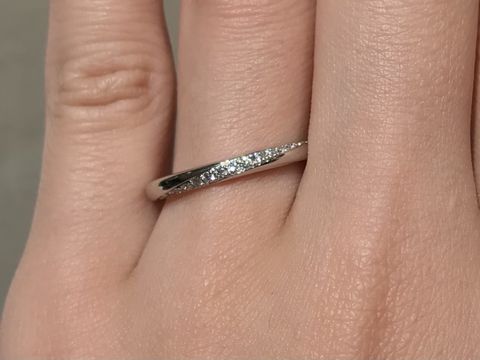 【アイプリモ(I-PRIMO)の口コミ】 リングはストレートですが、ダイヤが斜めについているので手元がきれいに…