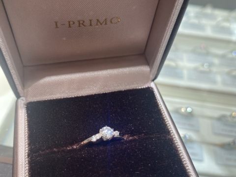 【アイプリモ(I-PRIMO)の口コミ】 女性らしいウェーブと、慎ましくもしっかりと存在感のあるダイヤモンドの…