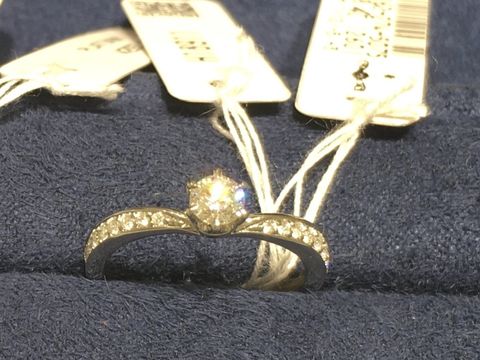 【4℃ BRIDAL(ヨンドシーブライダル)の口コミ】 なんといってもリーズナブルな点が1番魅力的でした！
指輪自体は低価格に…