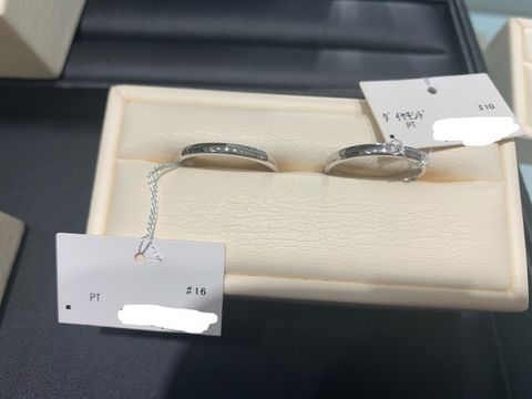 【ジュエリーツツミ(JEWELRY TSUTSUMI)の口コミ】 どちらもプラチナで、右の女性用リングは真ん中にダイヤが1つ埋め込まれて…