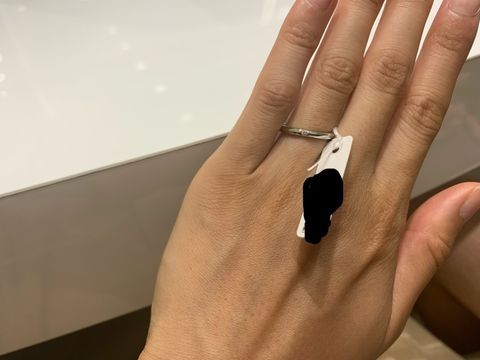 【4℃ BRIDAL(ヨンドシーブライダル)の口コミ】 真ん中にダイヤが1つ埋め込まれているマリッジリング。
このデザインのも…