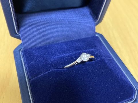 【銀座ダイヤモンドシライシの口コミ】 結婚指輪も一緒に購入し、重ね付けで一番しっくりきました。
ウェーブとス…