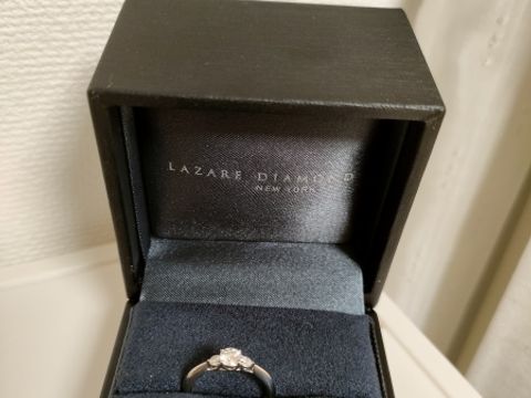 【ラザール ダイヤモンド(LAZARE DIAMOND)の口コミ】 真ん中のダイヤの左右に小さなダイヤがついていて、そのデザインが可愛か…