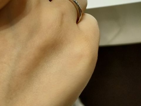 【4℃ BRIDAL(ヨンドシーブライダル)の口コミ】 試着した別のデザインのものと比べて、横からのリングがきれいだったのと…