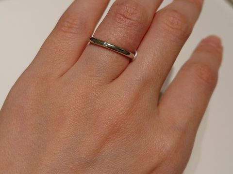 【ヴァンドーム青山(VENDOME AOYAMA)の口コミ】 プラチナの素材で、1粒のダイヤモンドが中央に入っています。結婚指輪だけ…