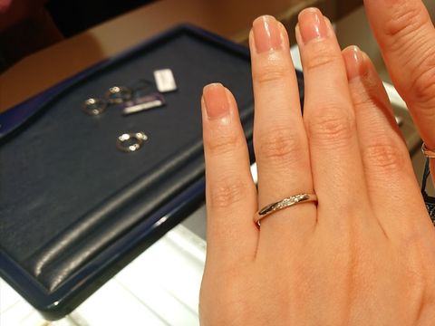 【ROYAL ASSCHER(ロイヤル・アッシャー)の口コミ】 ストレートのデザインながらも、斜めにダイヤモンドが入っていることで、…