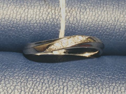 【銀座ダイヤモンドシライシの口コミ】 素材はプラチナです。流れるようなウェーブタイプで真ん中にダイヤモンド…