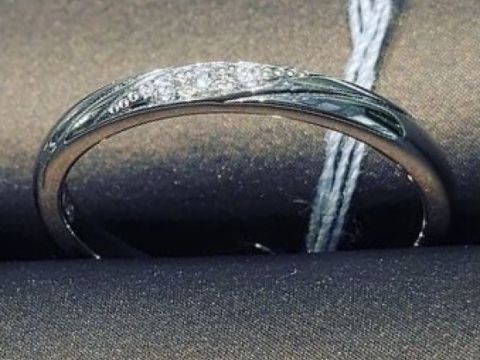 【アイプリモ(I-PRIMO)の口コミ】 素材はプラチナです。ストレートタイプですがデザインが凝っていて、指が…