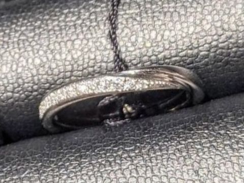 【エクセルコダイヤモンド(EXELCO DIAMOND)の口コミ】 素材はプラチナです。ストレートタイプで若干捻りがあるもので、ダイヤモ…