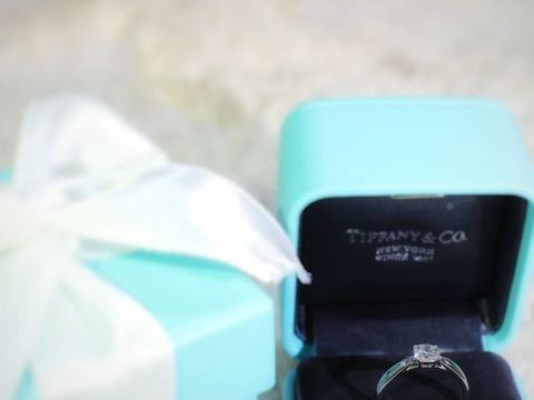 【ティファニー(Tiffany & Co.)の口コミ】 ダイヤ部分の左右は細いデザインのリングになっていて、指を綺麗に見せて…