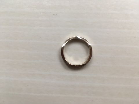 【festaria bijou SOPHIA(フェスタリア ビジュソフィア)の口コミ】 シルバーではなく、ゴールドの指輪を探していました。
しかも上からみても…