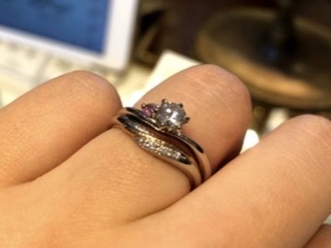 【ケイウノ ブライダル(K.UNO BRIDAL)の口コミ】 横に小さな宝石があるデザインが気になっており、実際見てみるとメインの…
