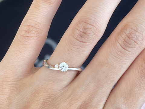 【杢目金屋(もくめがねや)の口コミ】 アシンメトリーなデザインが好きなので、この指輪のひねり具合や、片側だ…