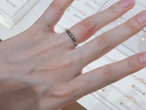 【カルティエ(Cartier)の口コミ】 とてもシンプルなデザインで、結婚指輪らしいと思いました。カルティエの…