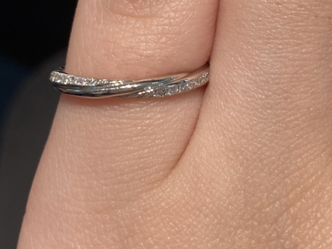 【エクセルコダイヤモンド(EXELCO DIAMOND)の口コミ】 この指輪には、流れるようにダイヤがついていて、正面から、上から、下か…