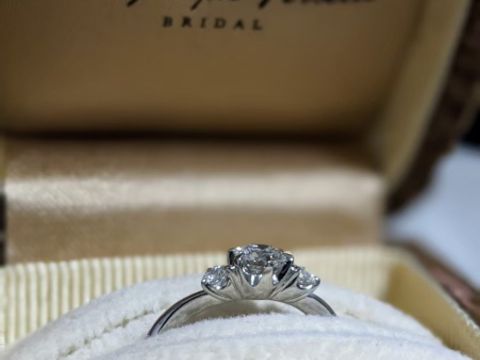 【アンジェリックフォセッテ(Angelique Fossette)の口コミ】 割とたくさんのお店を回りましたが、価格×ダイヤの質はアンジェリッ…