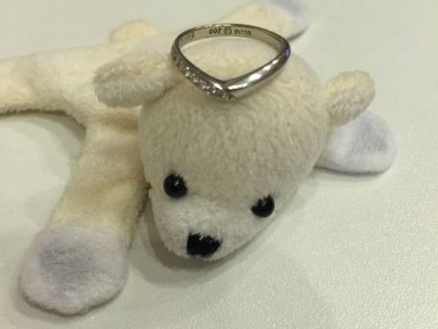 【EYE JEWELRY UMAKI(アイジュエリー ウマキ)の口コミ】 婚約指輪でV字のデザインのものを選んだので、それに合わせて同じデザイン…