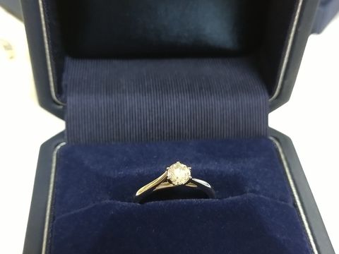 【銀座ダイヤモンドシライシの口コミ】 石にこだわったぶん、台座は一粒のシンプルなものにしました。ウェーブが…