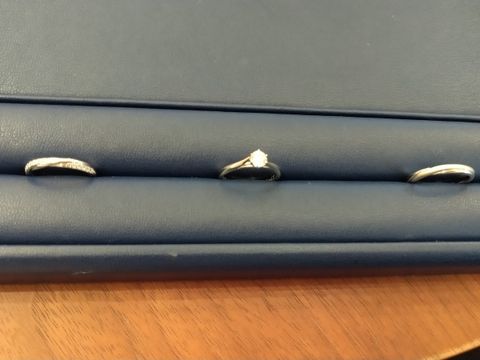 【銀座ダイヤモンドシライシの口コミ】 婚約指輪がウェーブのデザインだったので、重ね付けが違和感のないものを…