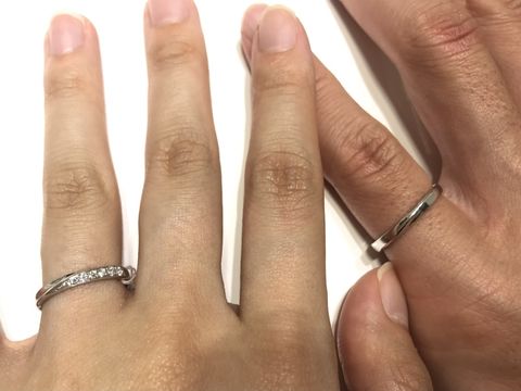 【4℃ BRIDAL(ヨンドシーブライダル)の口コミ】 ストレートタイプの指輪。Lady'sはダイヤが7石付いていますが、片側…