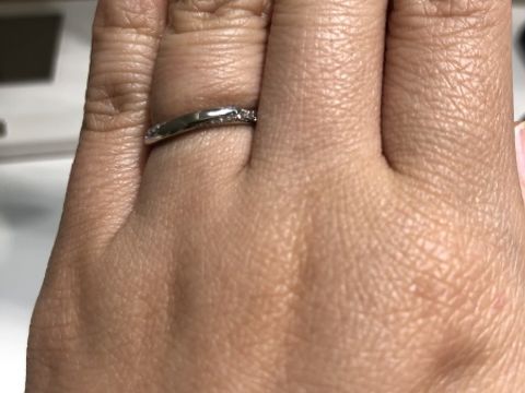 【4℃ BRIDAL(ヨンドシーブライダル)の口コミ】 ウェーブタイプで指の奥まで入るので、指は長く見えると思います。真上か…