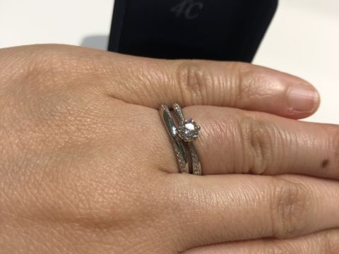 【4℃ BRIDAL(ヨンドシーブライダル)の口コミ】 婚約指輪は、松山店では人気のデザインだそうです。それとセットのデザイ…