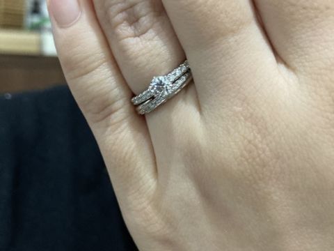 【エクセルコダイヤモンド(EXELCO DIAMOND)の口コミ】 妻の好みでハーフエタニティのウェーブ形状を探していたが、婚約指輪がス…