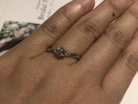 【4℃ BRIDAL(ヨンドシーブライダル)の口コミ】 デザインはとてもシンプルで、真ん中のダイヤモンドが目立ってるタイプで…