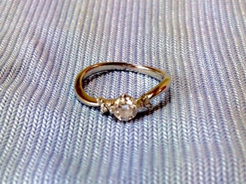 【Mr.MONDIAM & Ms.APHRODITE(ミスターモンディアムアンドミスアフロディーテ)の口コミ】 ダイヤの品質と、指を綺麗に見せてくれるデザインです。天然ホワイトメレ…