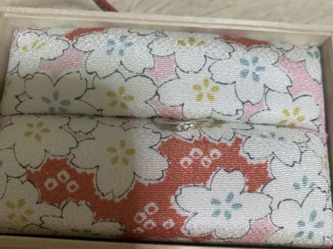 【杢目金屋(もくめがねや)の口コミ】 桜をモチーフとした、デザインの指輪です。
素材はシルバーとプラチナが混…