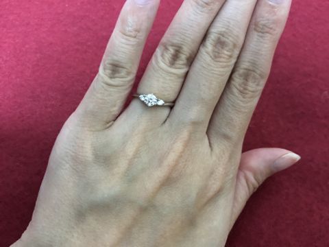 【4℃ BRIDAL(ヨンドシーブライダル)の口コミ】 彼がサプライズで選んでくれました。
ダイアモンドは3つ着いていて、どの…