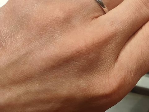 【アイプリモ(I-PRIMO)の口コミ】 一見シンプルな細身のストレートリングながら、2本のラインを斜めに引いた…