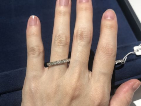 【4℃ BRIDAL(ヨンドシーブライダル)の口コミ】 普段使いしやすいエタニティリングを探していました。レールが太く、鍛造…