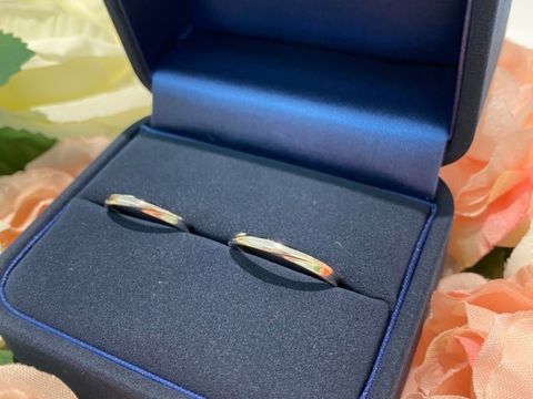 【4℃ BRIDAL(ヨンドシーブライダル)の口コミ】 婚約指輪との重ね付けを考慮してシンプルな指輪にしました。

婚約指輪と…