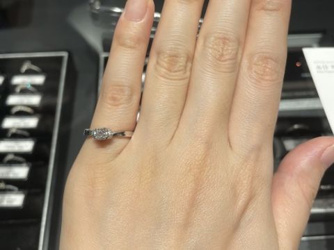 【エクセルコダイヤモンド(EXELCO DIAMOND)の口コミ】 リボンがモチーフとなっているこのデザインが可愛くて一目惚れでした。他…