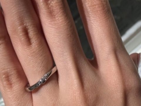 【アイプリモ(I-PRIMO)の口コミ】 ウェーブのデザインが指を細く長く美しく見せてくれます。センターにあし…