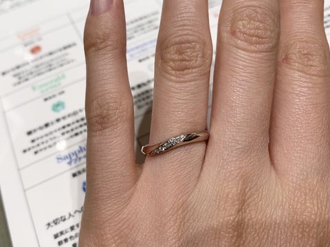 【アイプリモ(I-PRIMO)の口コミ】 ダイヤモンドの部分が指を動かす度にキラキラ輝き、天の川のように流れる…