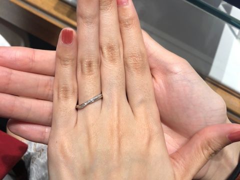 【銀座ダイヤモンドシライシの口コミ】 ウェーブのデザインですが、センターを少しずらすと緩やかなブイのデザイ…