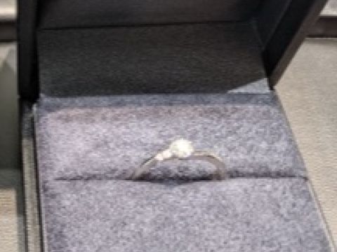 【ラザール ダイヤモンド(LAZARE DIAMOND)の口コミ】 もともと、サイドにメレダイヤのついているエンゲージリングのデザインを…