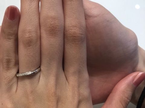 【ROYAL ASSCHER(ロイヤル・アッシャー)の口コミ】 土目が光を反射して、ダイヤがないところもキラキラと輝きます。他ブラン…